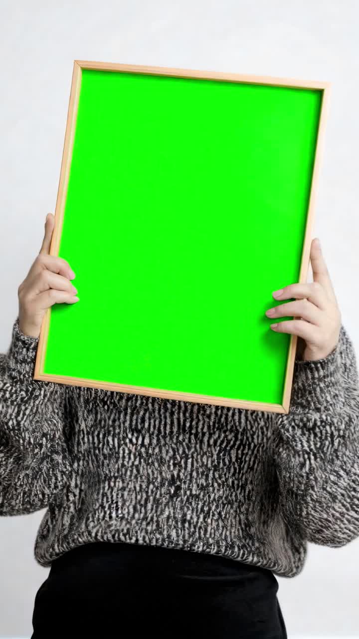 Animazione di mockup live di donna che tiene in mano una cornice, video 4K trasparente, green screen