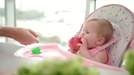 Kind-Isst-Apfel.-Konzept-Für-Gesunde-Ernährung-Für-Babys.-Süßes-Baby,-Das-Obst-Isst