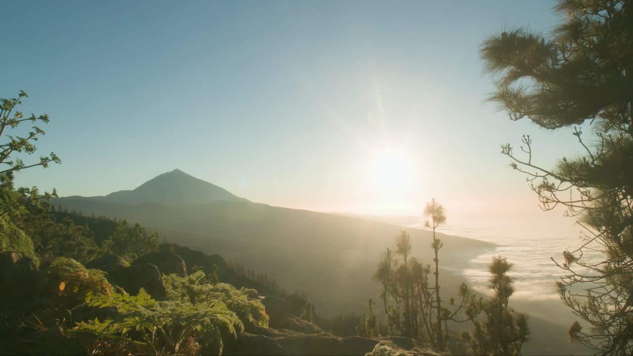 봄에 카나리아 제도 테네리페의 피코 델 테이데 화산 뒤에서 해가 지기 전의 타임스