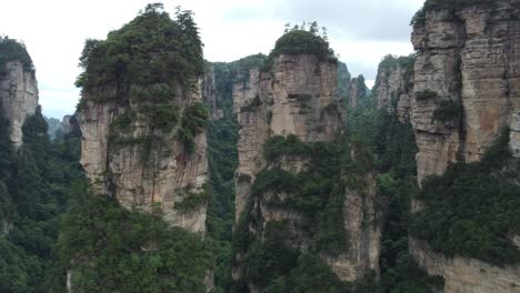 4K-Aerial-Parallax-Of-The-Heavenly-Pillars-of-Avatar-Hallelujah-Mountains
