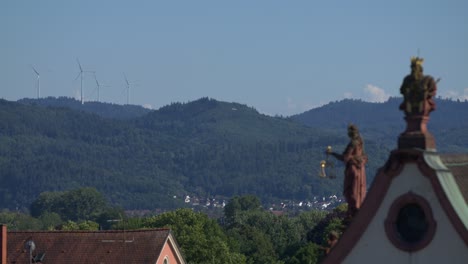 Alte-Gebäude-Mit-Bergen-Und-Windmühlen-Im-Hintergrund---Slomo---Rack-Fokus