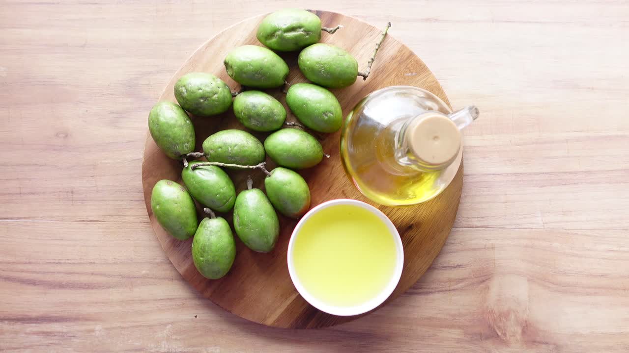 녹색 과일과 기름