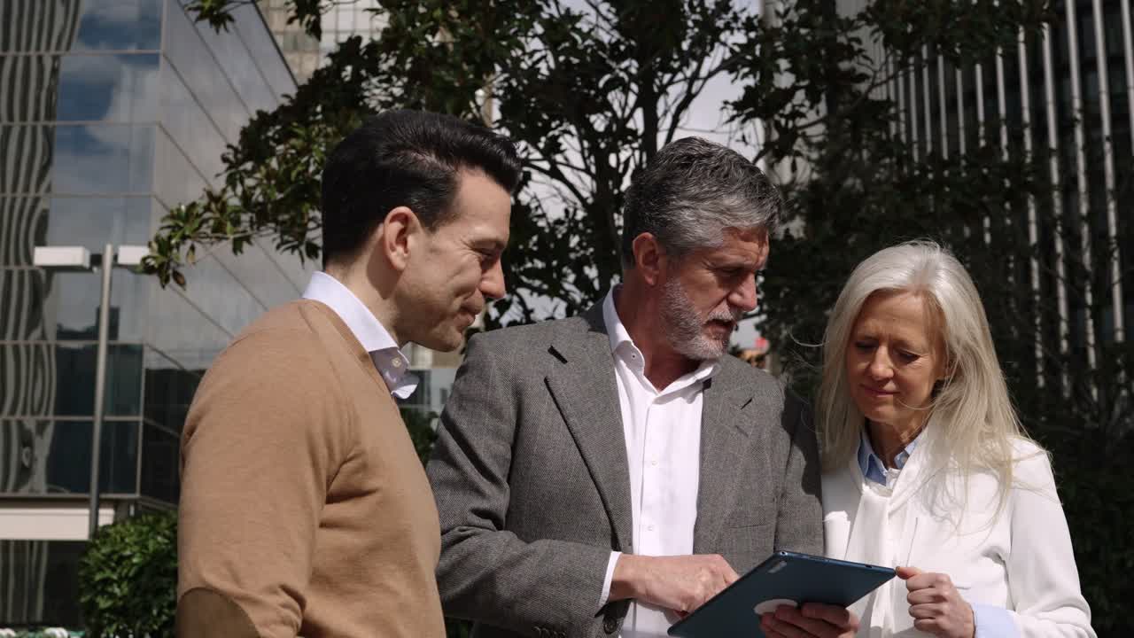 회의 중인 사업가들