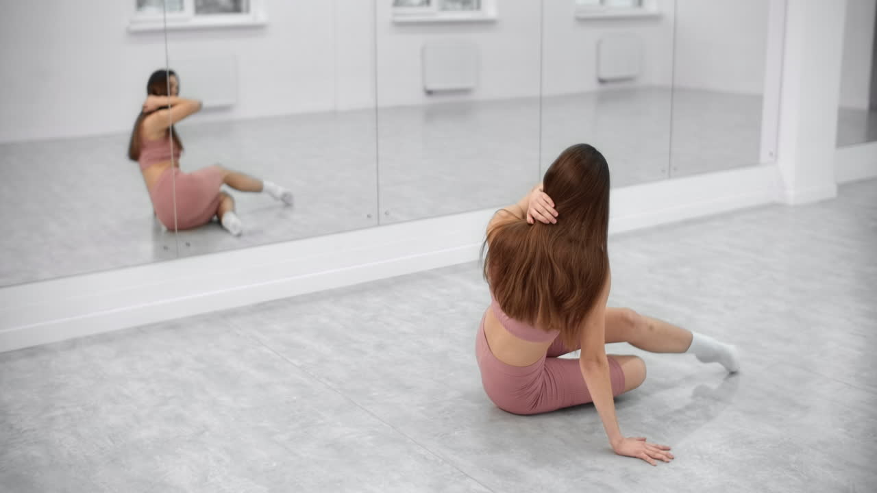 댄스 스튜디오 에서 스트레칭 하는 여자