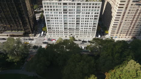 Aerial-view-zooming-on-traffic-on-the-Central-park-west-street-in-sunny-New-York