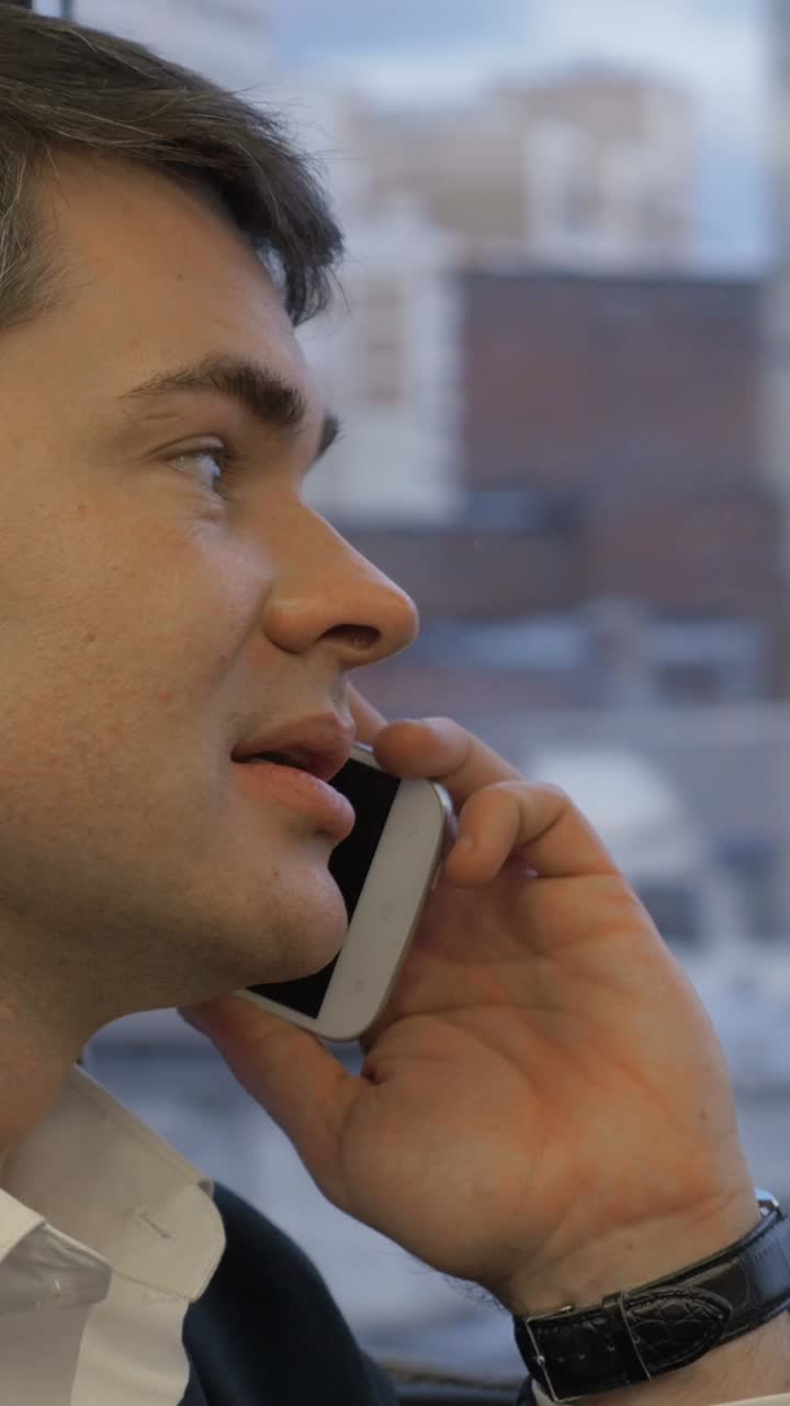 전화 통화하는 사람