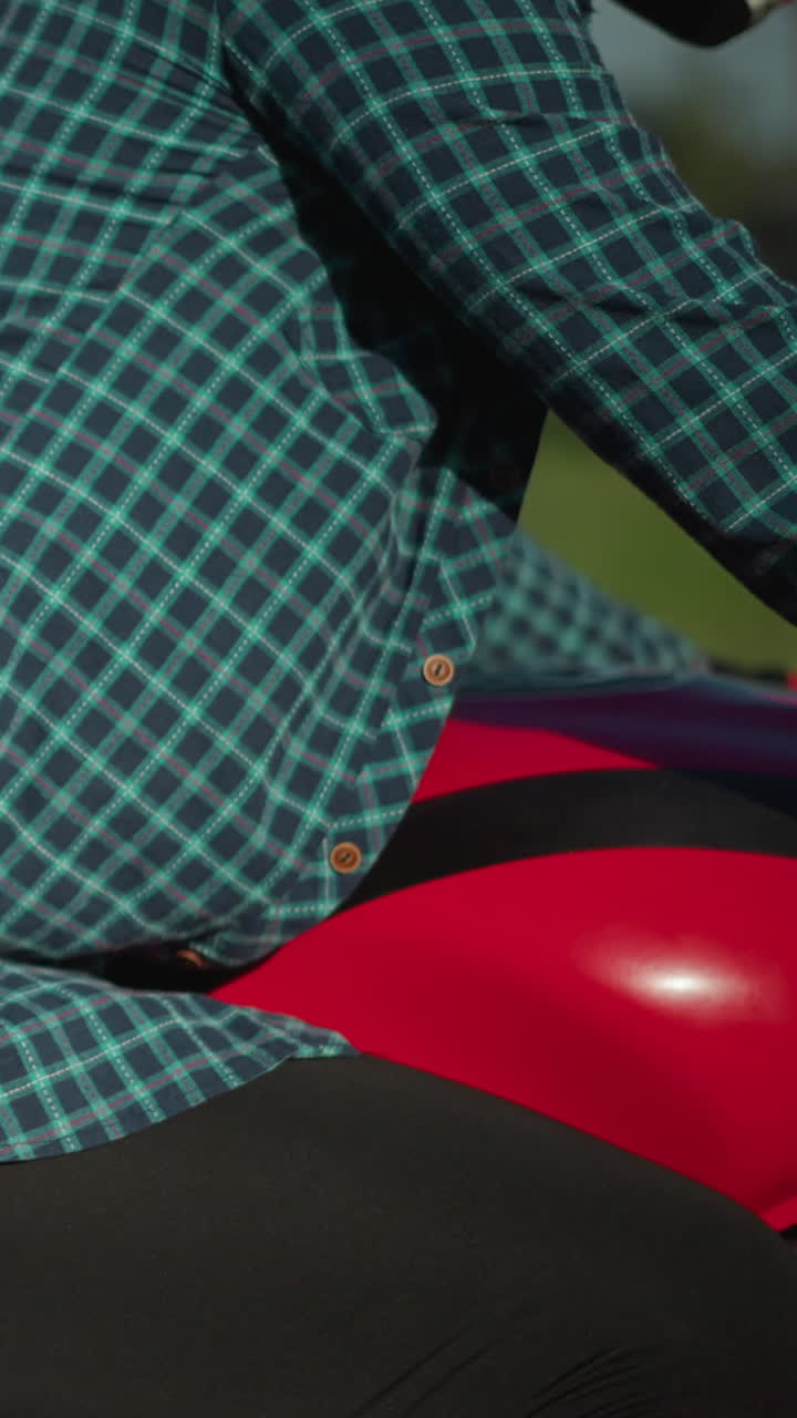 은 차가 도로를 가로질러 오는 것을 볼 수 있습니다.