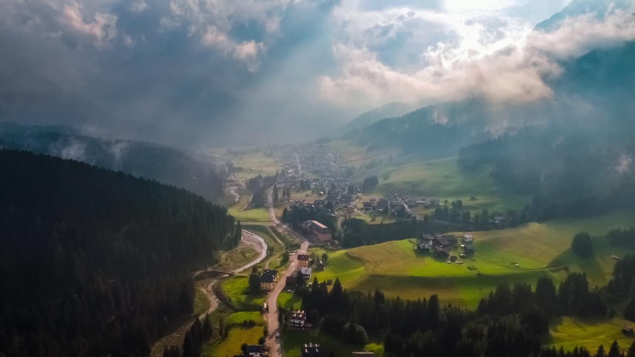 sappada, italia, esquina noreste de los alpes dolomitas. vuelos aéreos de drones fpv.