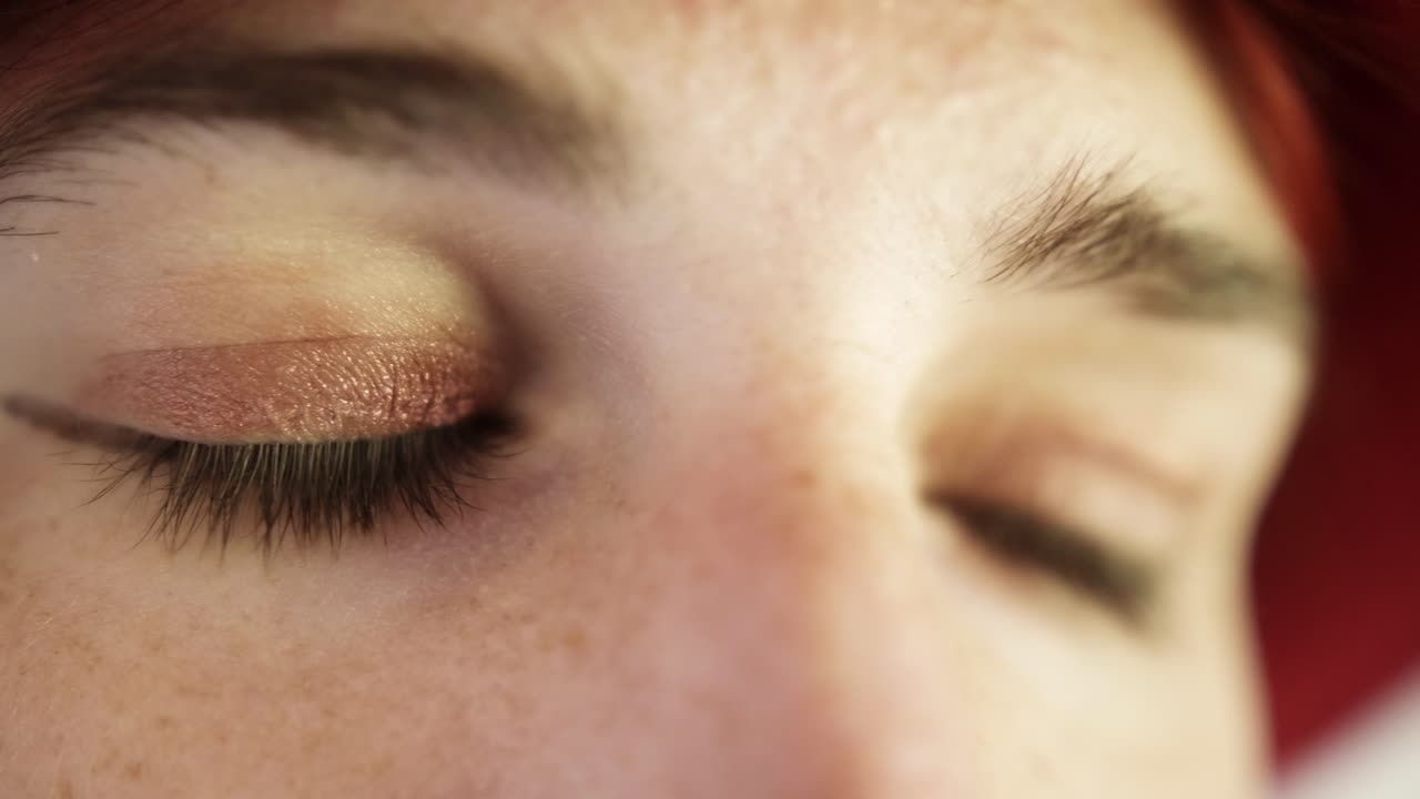 chica mirando a la cámara - un ojo enfocado