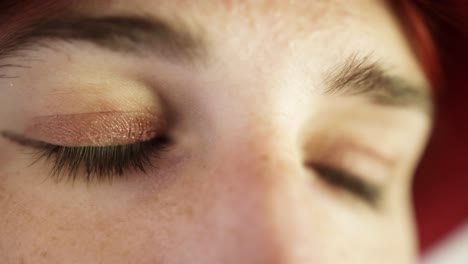 Mädchen-Blick-In-Die-Kamera---Ein-Auge-Im-Fokus