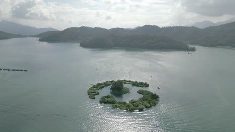 Sol-Luna-Lago-Drone-Vista-Aérea-Templo-Wen-Wu-4k