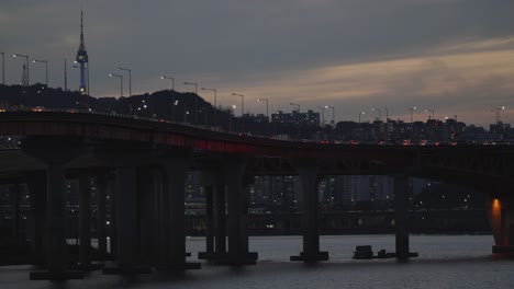 한국의 도시 서울에서 황혼 동안 성수 대교에 교통 체증