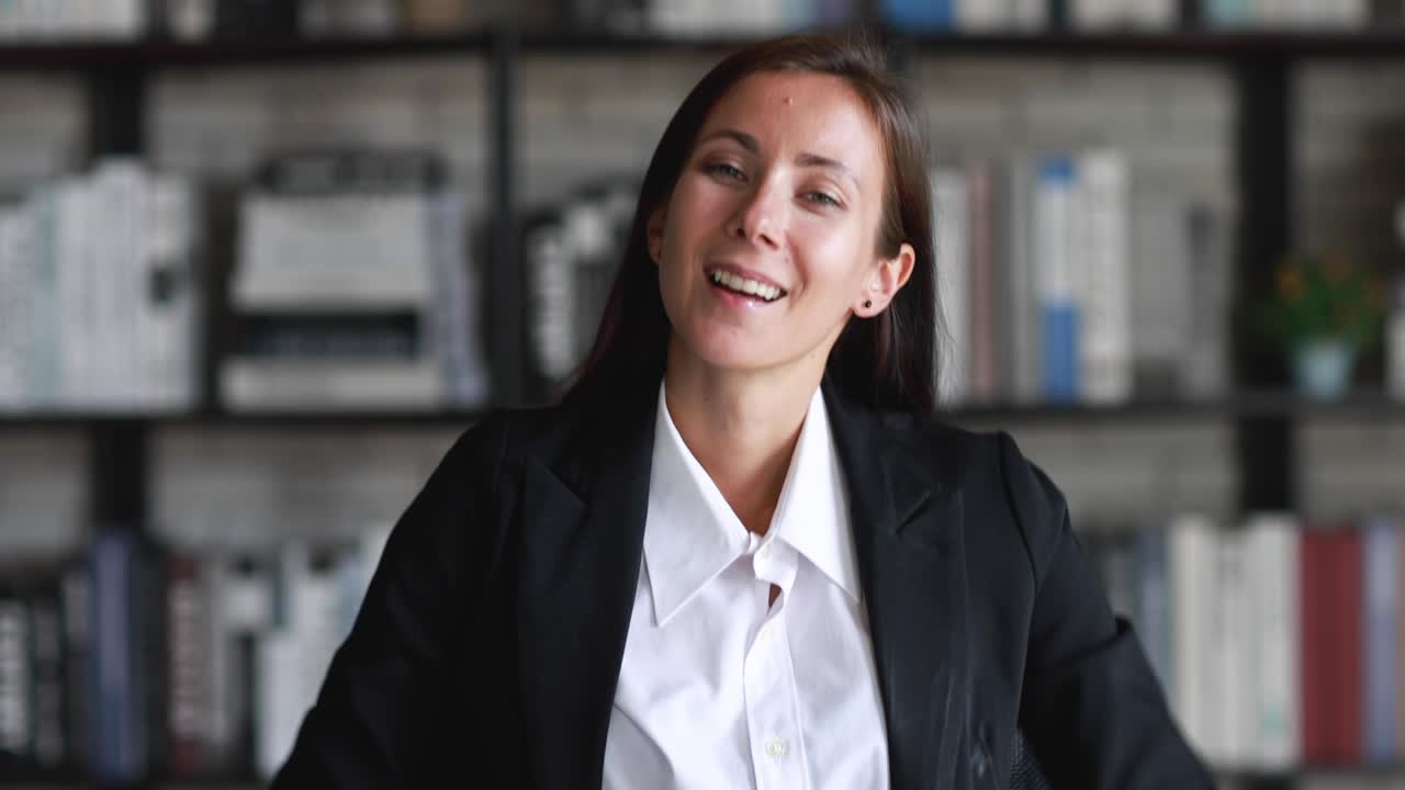 mujer feliz gerente o ejecutivo mirar escuchar con concentración y luego levantar la mano para hacer una pregunta al orador en la reunión en línea o sesión de videoconferencia.