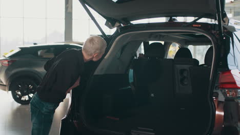 cliente comprobando el maletero de un suv en el concesionario