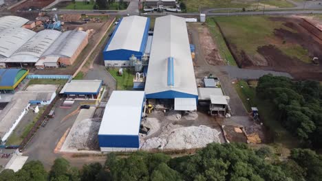 acercándose al gigante industrial: imágenes de drones vuelan hacia el almacén de la fábrica, mostrando su escala y actividad