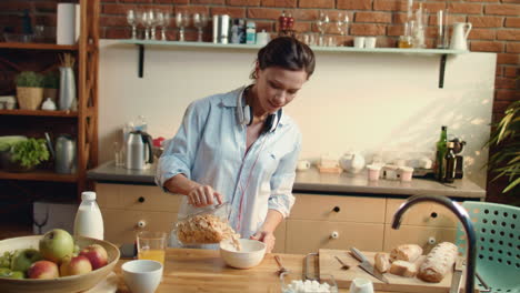 Frau-Bereitet-Müslischüssel-In-Der-Küche-Zu.-Brünette-Gießt-Cornflakes-In-Eine-Schüssel.