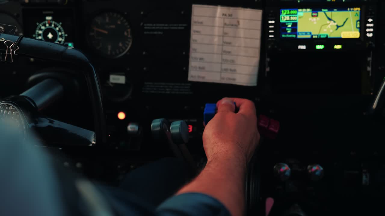 Pollice in su fiducioso nella cabina di pilotaggio di un Twin Comanche d'epoca — scheda delle prestazioni del PA-30, mappa Garmin, momento di successo.