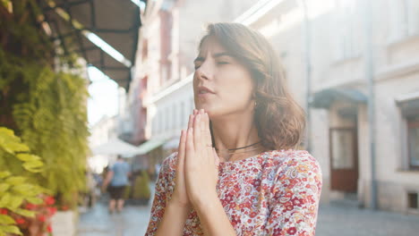 Retrato-De-Una-Mujer-Orando-Con-Los-Ojos-Cerrados-A-Dios-Pidiendo-Bendición,-Ayuda,-Perdón-Al-Aire-Libre