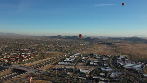 Lanzamiento-De-Globo-Aerostático-Sobre-Una-Ciudad-Desierta