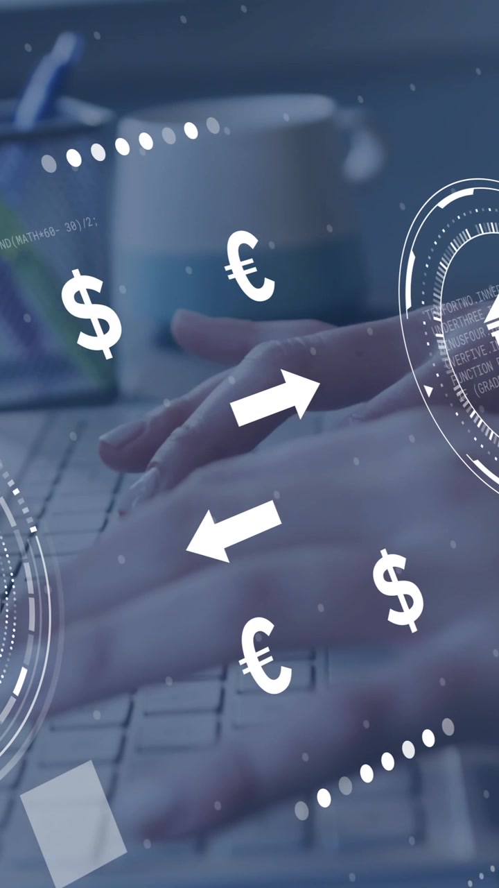 Animazione di simboli di valuta con elaborazione dati su una donna d'affari caucasica che usa il laptop