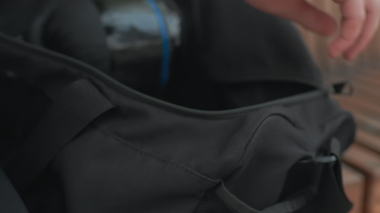 Proceso de presentación de accesorios, Descubriendo una mochila y la rutina diaria, Secuencia que muestra la mochila abriéndose y las actividades, Demostración detallada de una bolsa abriéndose y actividades de la rutina en la vida diaria