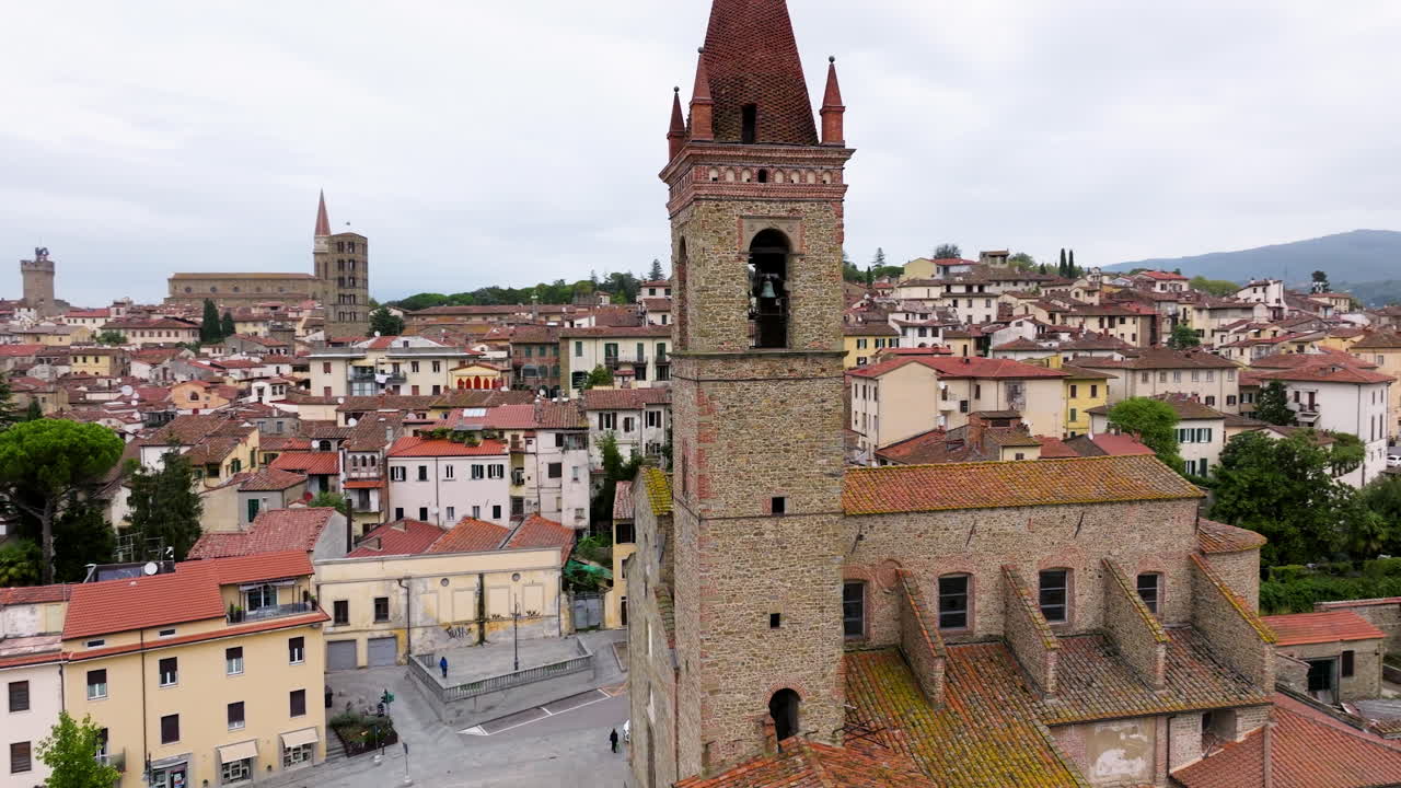 이탈리아 투스카니 아레조 시내의 고대 종탑에서 궤도를 도는 드론