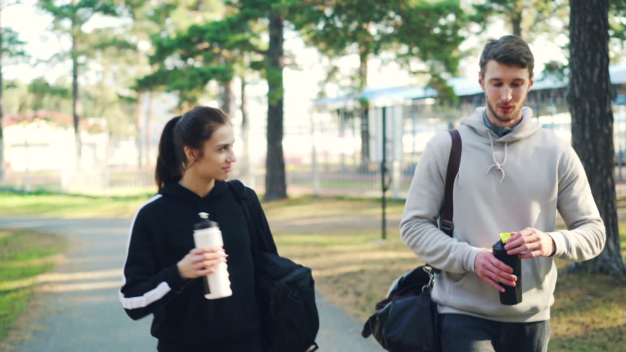 공원에서 산책하는 커플