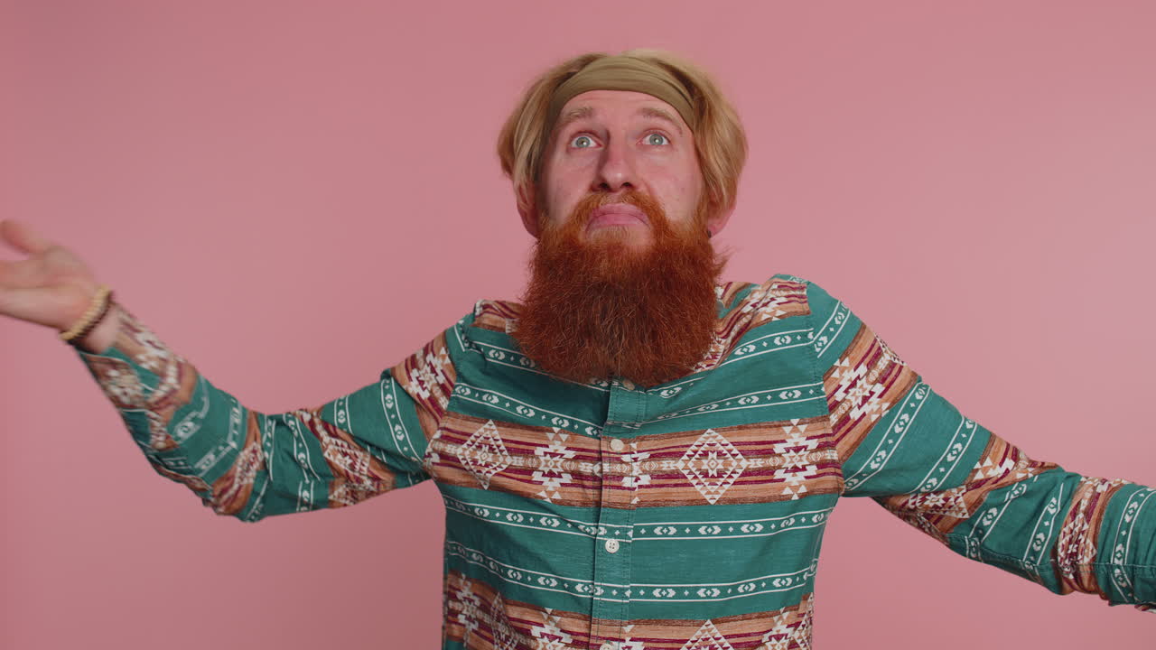 혼란스러운 사람이 모호한 질문에 대해 부끄러워하고, 의심을 가지고 있고, 아무 생각도 없고, 불확실합니다.