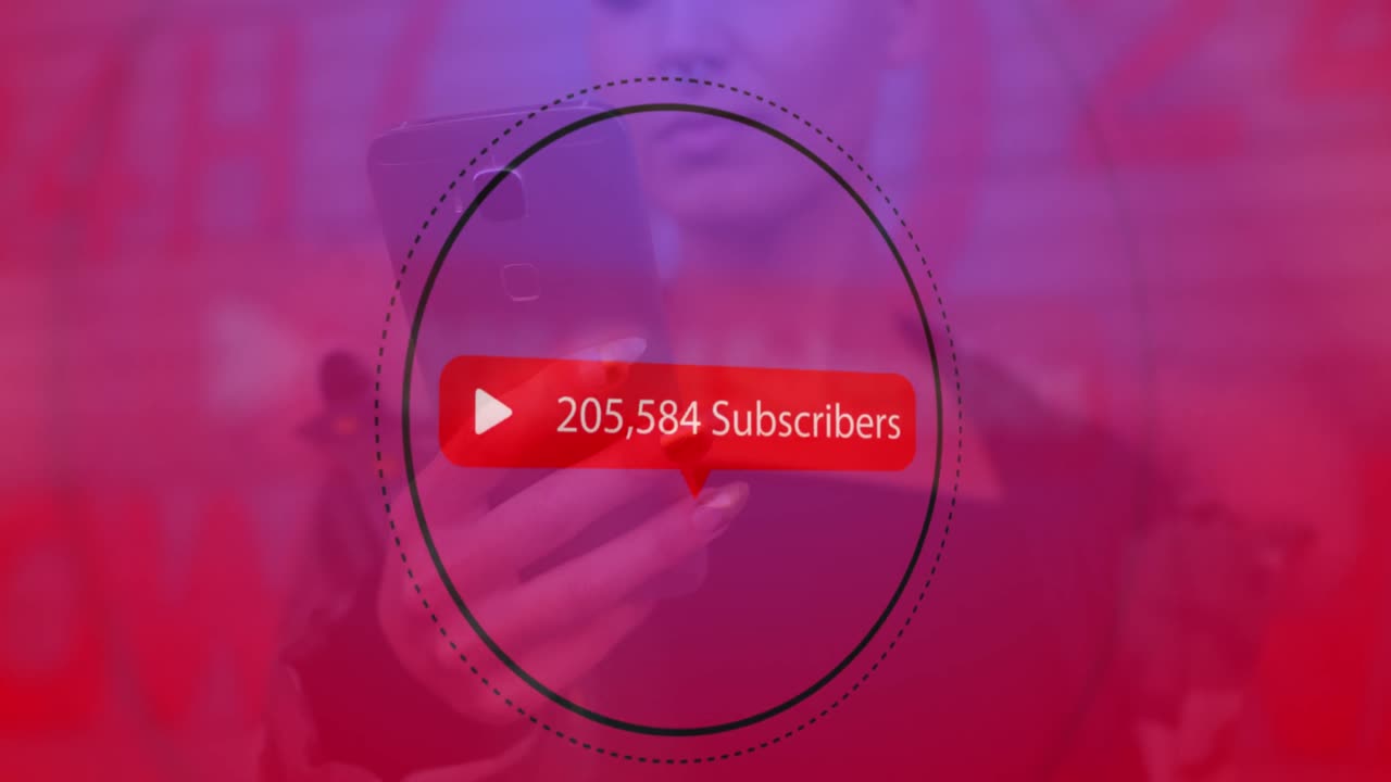 burbuja de discurso con suscriptores texto con números crecientes contra la mujer que usa teléfono inteligente