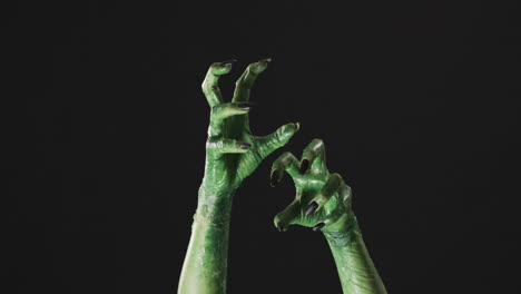 video de las manos del monstruo verde de halloween con espacio de copia en fondo negro