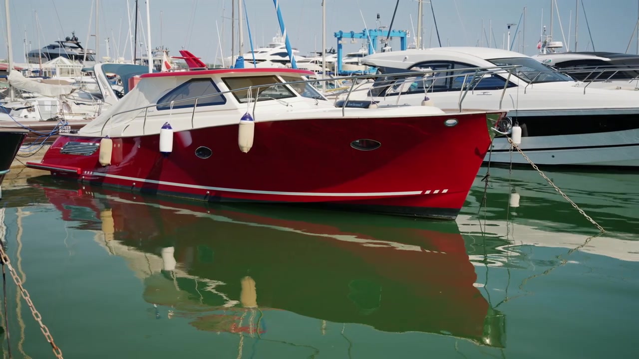 Yacht di lusso e motoscafi ormeggiati al porto turistico di Cannes sotto un cielo azzurro e sereno.