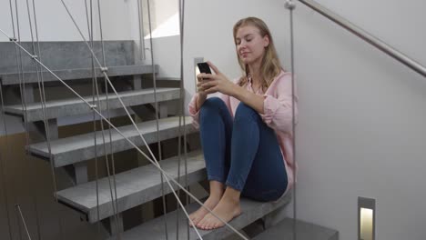 mujer caucásica usando un teléfono inteligente en el hotel