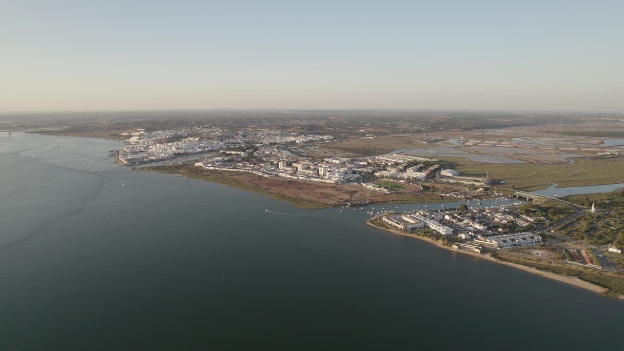 스페인 우엘바 과디아나 강 어귀에 있는 스페인 도시 아야몬테