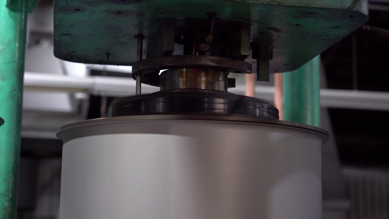 각 드럼 캔에는 정확한 크기를 보장하기 위해 모터 가공 도구가 장착되어 있습니다.