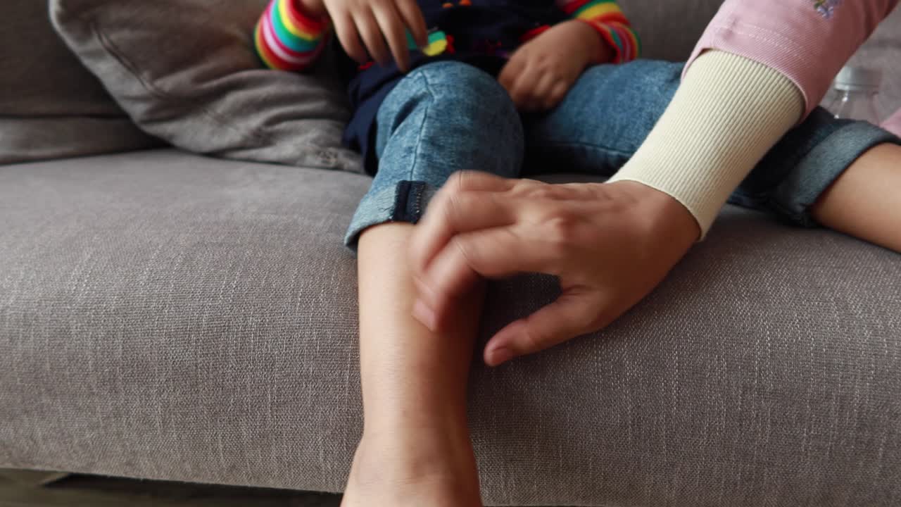 niña que sufre de picazón en la piel, de cerca