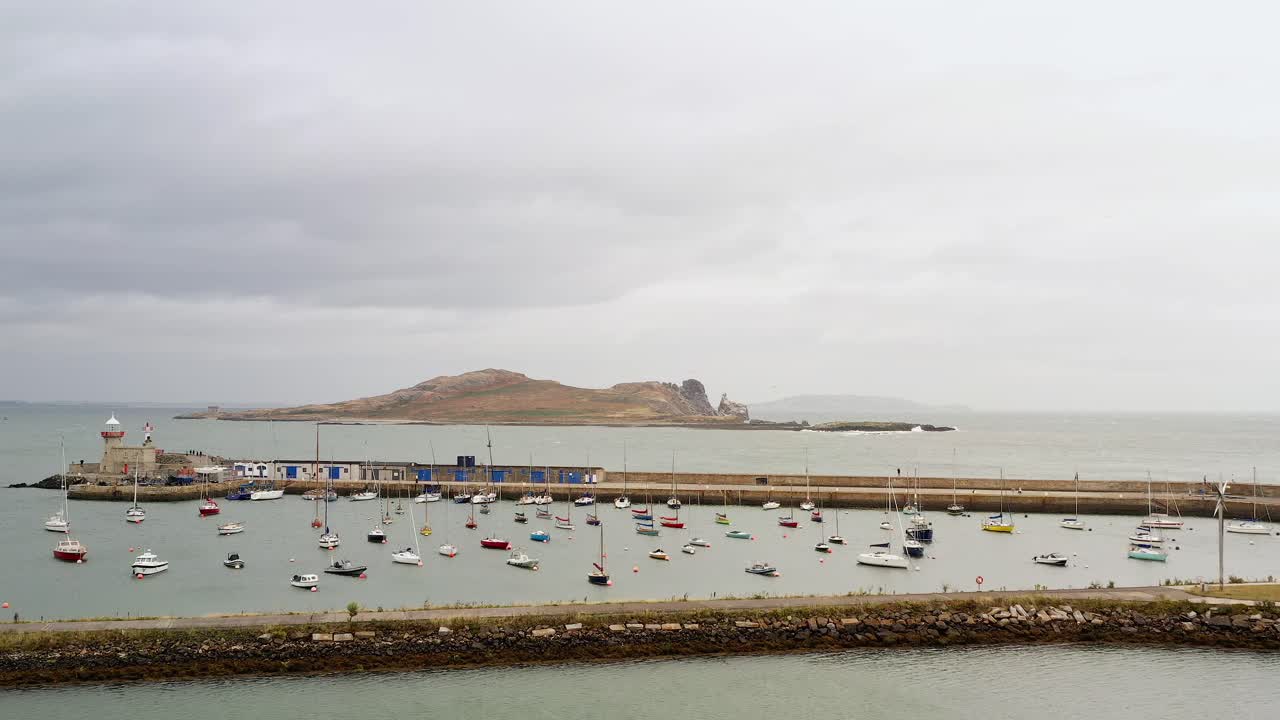 아일랜드의 눈을 중심으로 공중 철수, 드론은 항구에 정박 한 항해 보트 위를 날아갑니다.