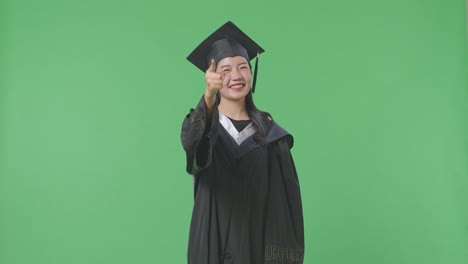 mujer graduada señalando