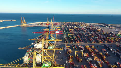 puerto de valencia grúas y contenedores mar mediterráneo aérea españa puesta de sol