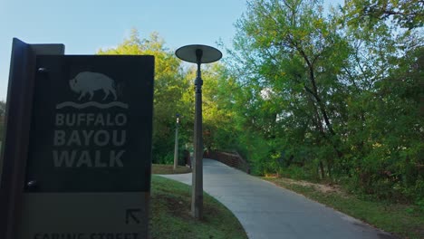 revelación del puente en el parque bayou buffalo en houston detrás del letrero