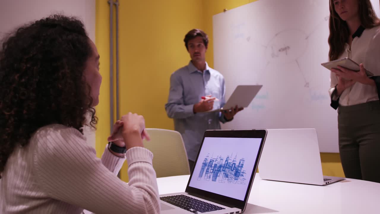 mujer de negocios creativa sonriendo en una oficina moderna