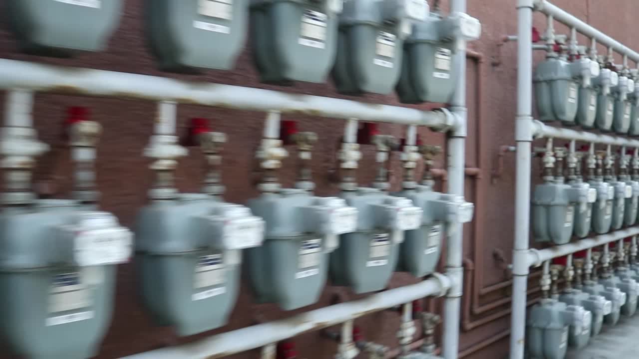 medidores de potencia genéricos montados en la parte trasera de un edificio