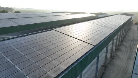 Paneles-Solares-En-Una-Enorme-Granja-Industrial-De-Pollos