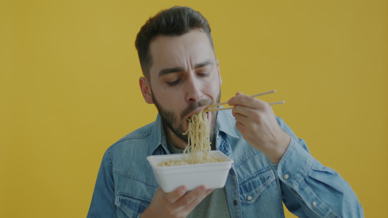hombre comiendo fideos