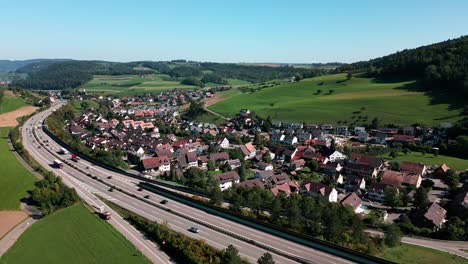 Una-Carretera-A-Través-De-La-Hermosa-Naturaleza-De-Suiza-Hacia-El-Final-Del-Verano-3