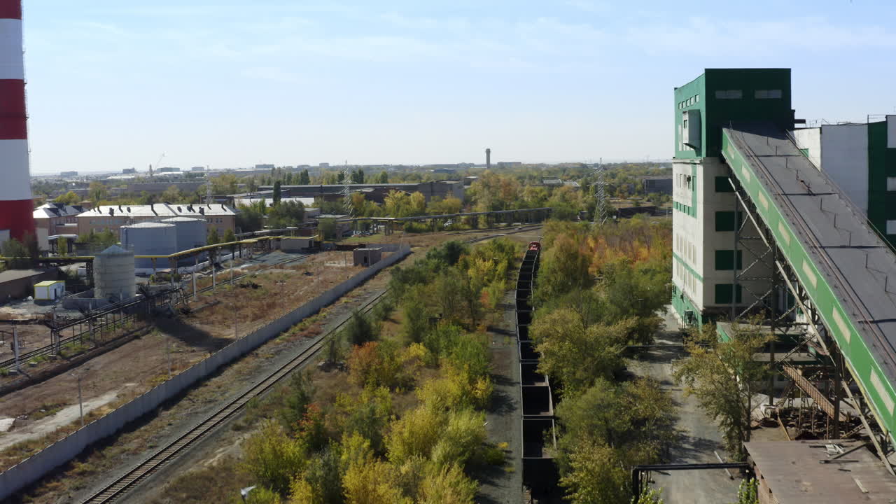 área industrial con tren de carga y cinta transportadora