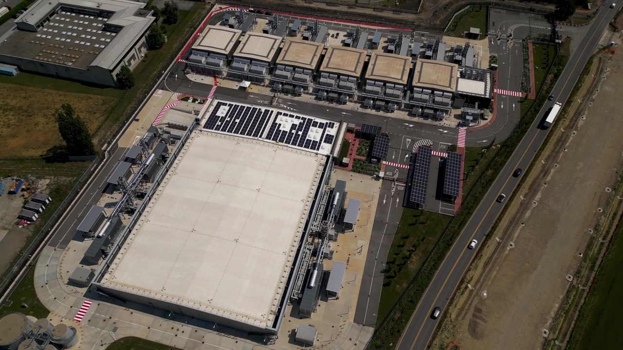 Hyperscale datacenterkompleks nær Milano, Italien. Moderne cloud computing-infrastruktur med industrielle serverfaciliteter og teknologi-bygninger.