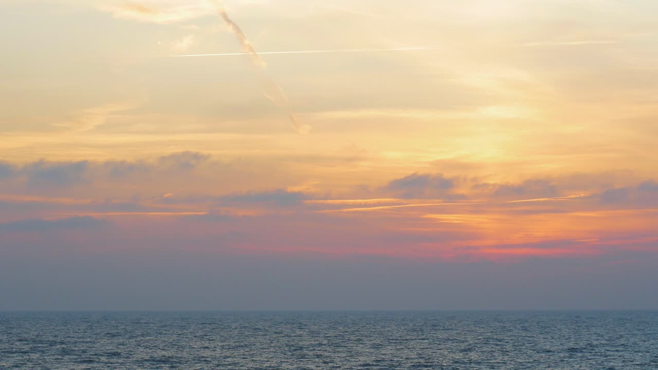 구름을 통해 바다에 낭만적인 일몰