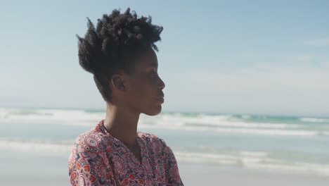 joven afroamericana disfrutando de la vista en la playa