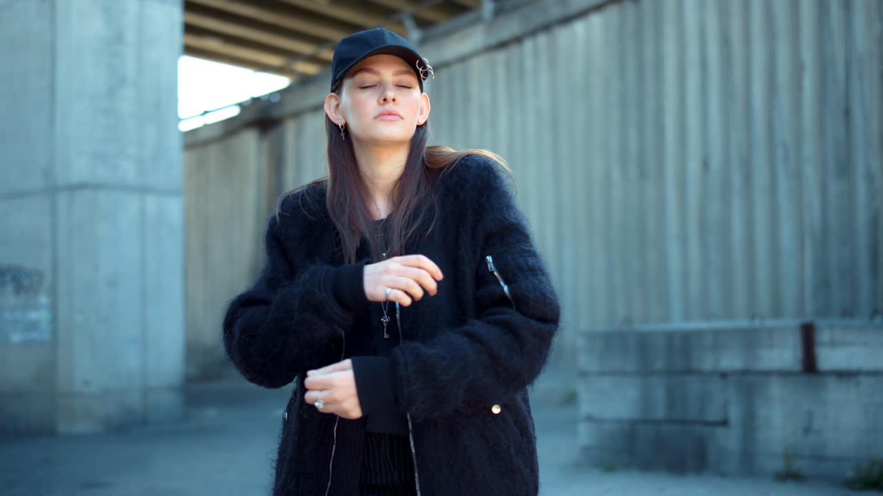 거리에서 서 있는 소녀