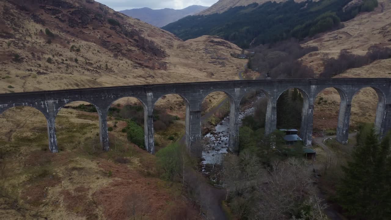 스코틀랜드의 글렌핀난 다리 (glenfinnan viaduct) 의 공중 4k 드론 비디오